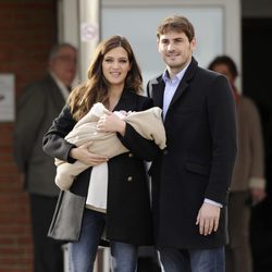 Iker Casillas y Sara Carbonero presentan a su hijo Martín