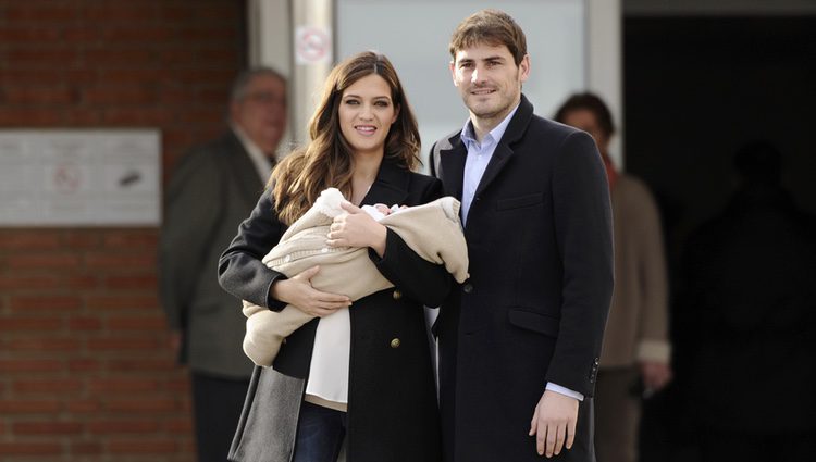 Iker Casillas y Sara Carbonero presentan a su hijo Martín