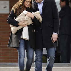 Iker Casillas y Sara Carbonero mirando con ternura a su hijo Martín a la salida del hospital