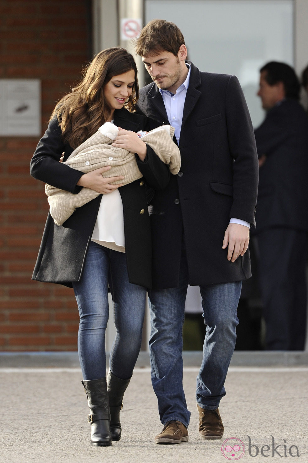 Iker Casillas y Sara Carbonero mirando con ternura a su hijo Martín a la salida del hospital