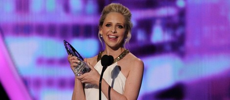 Sarah Michelle Gellar con su premio en los People's Choice Awards 2014