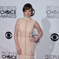 Ashley Rickards en la alfombra roja de los People's Choice Awards 2014