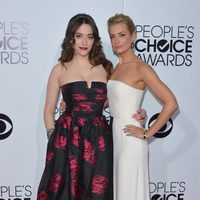 Kat Dennings y Beth Behrs en la alfombra roja de los People's Choice Awards 2014