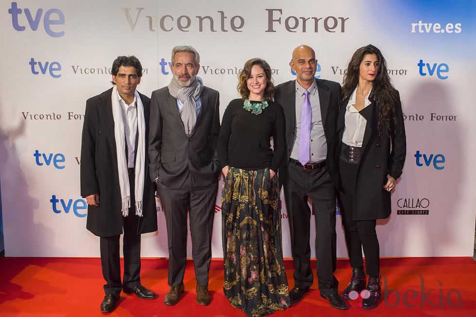 Ajay Jheti, Imanol Arias, Aída Folch, Santino Brady y Alba Flores en el estreno de 'Vicente Ferrer'