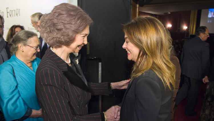 La Reina Sofía saluda a Toñi Moreno en el estreno de 'Vicente Ferrer'