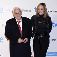 El Padre Ángel y Sandra Ibarra en el estreno de 'Vicente Ferrer'