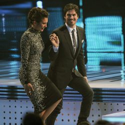 Ian Somerhalder y Nina Dobrev cogidos de la mano en los People's Choice Awards 2014