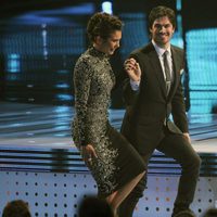 Ian Somerhalder y Nina Dobrev cogidos de la mano en los People's Choice Awards 2014