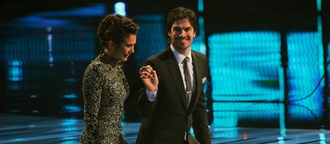 Ian Somerhalder y Nina Dobrev cogidos de la mano en los People's Choice Awards 2014