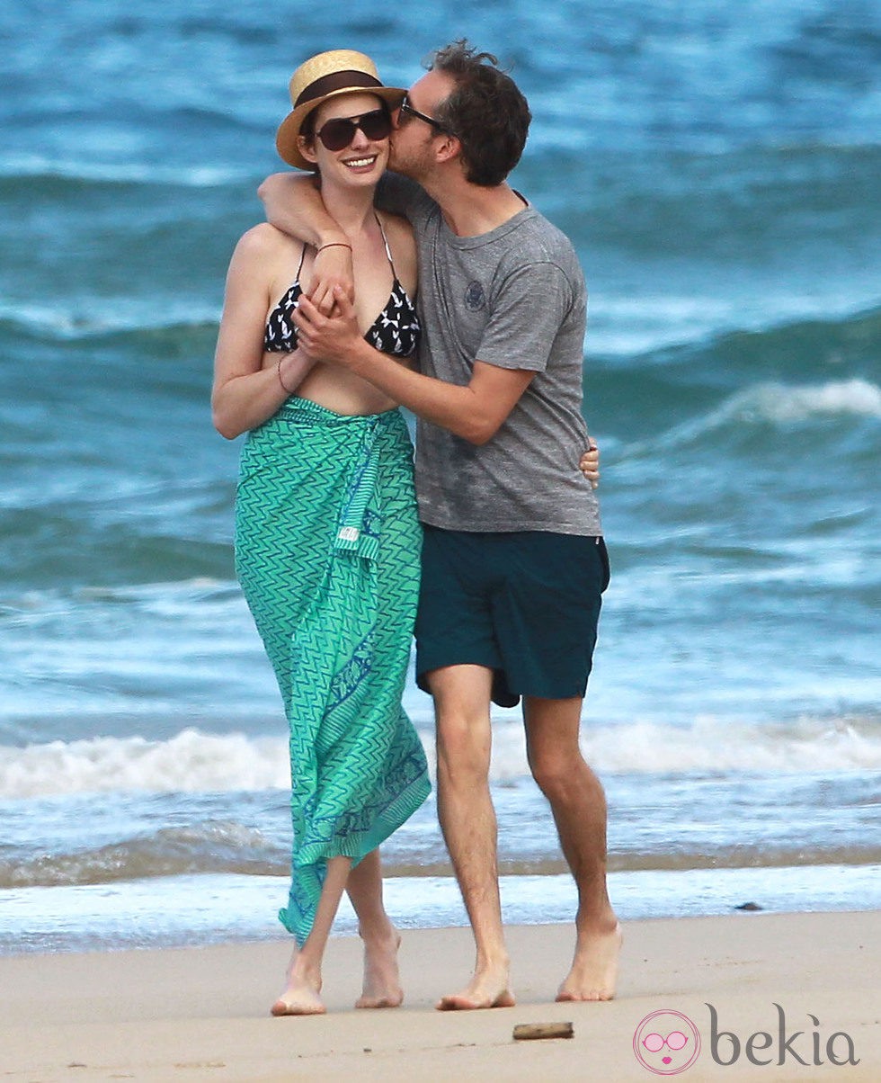 Anne Hathaway y marido Adam Shulmamuy cariñosos en Hawaii