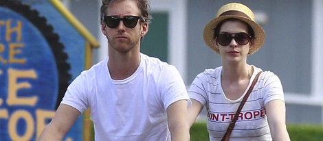 Anne Hathaway paseando en bici por Hawaii con su marido Adam Sulma