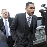 Chris Brown en su llegada a los juzgados