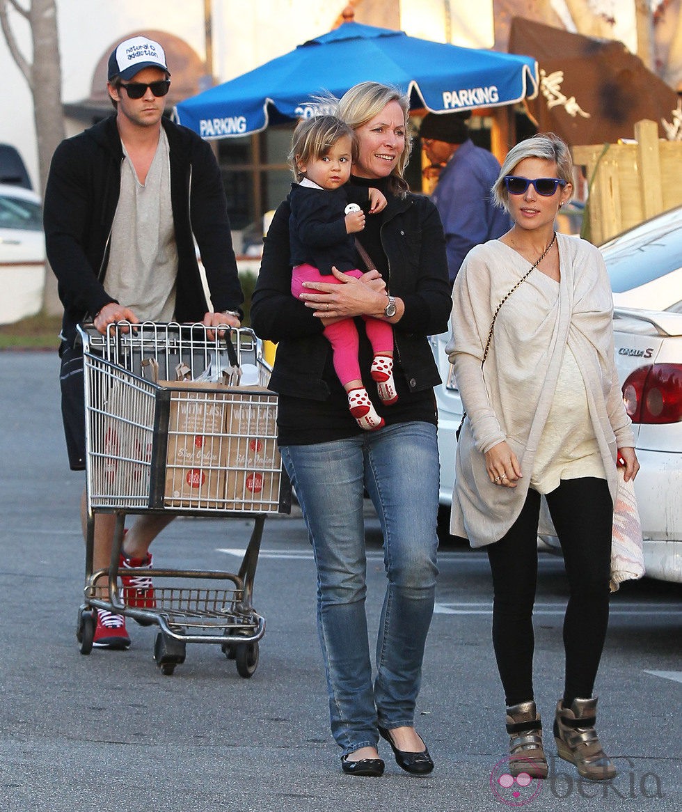 Elsa Pataky y Chris Hemsworth hacen la compra con su hija India Rose