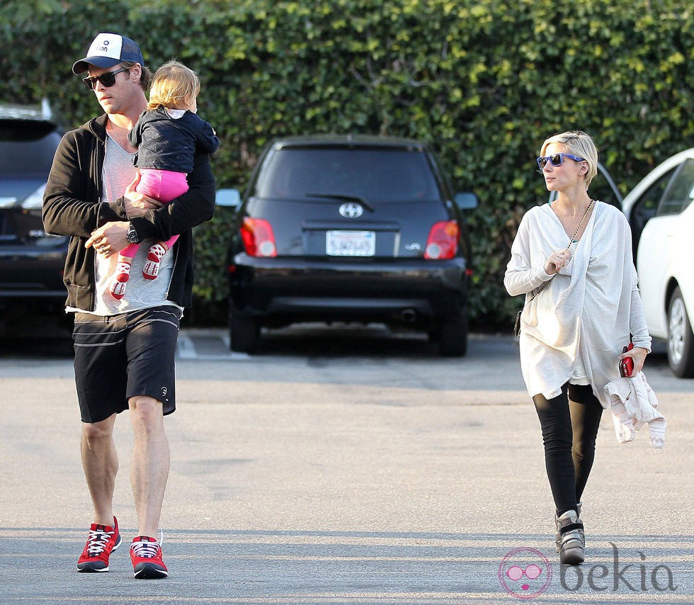 Elsa Pataky luce embarazo junto a Chris Hemsworth y su hija India Rose en Santa Monica