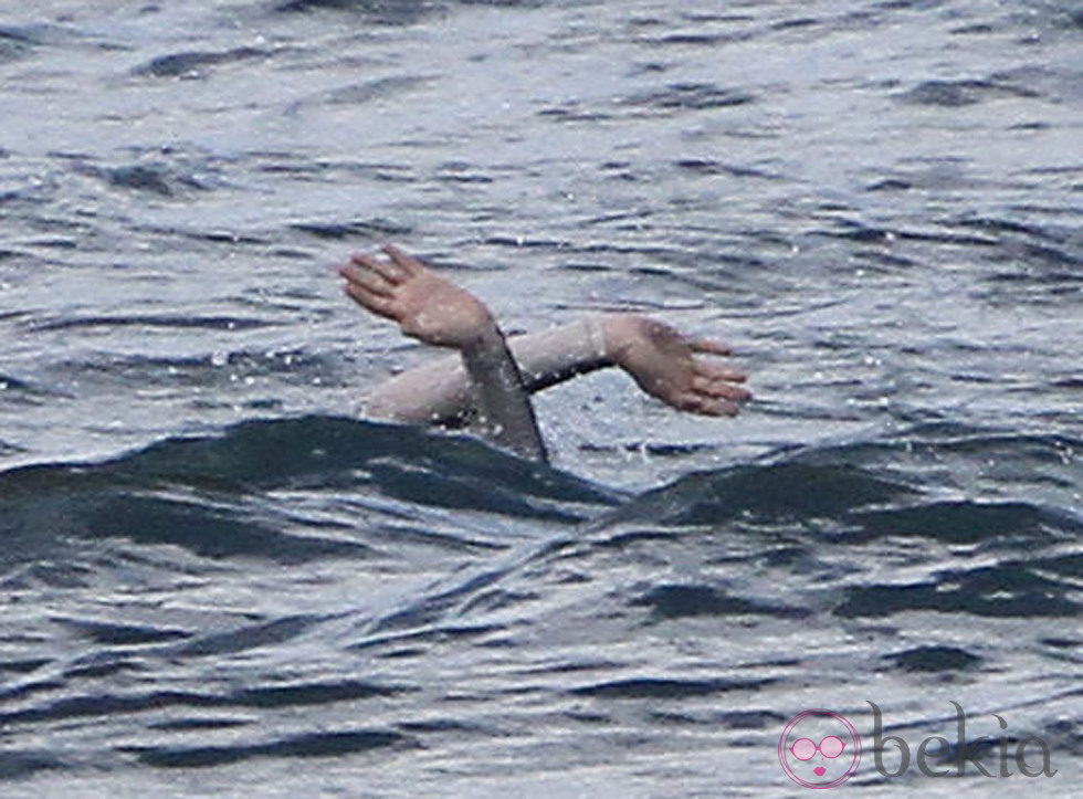 Anne Hathaway pide socorro en el mar en Hawaii