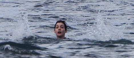 Anne Hathaway lucha por salvar su vida en el mar