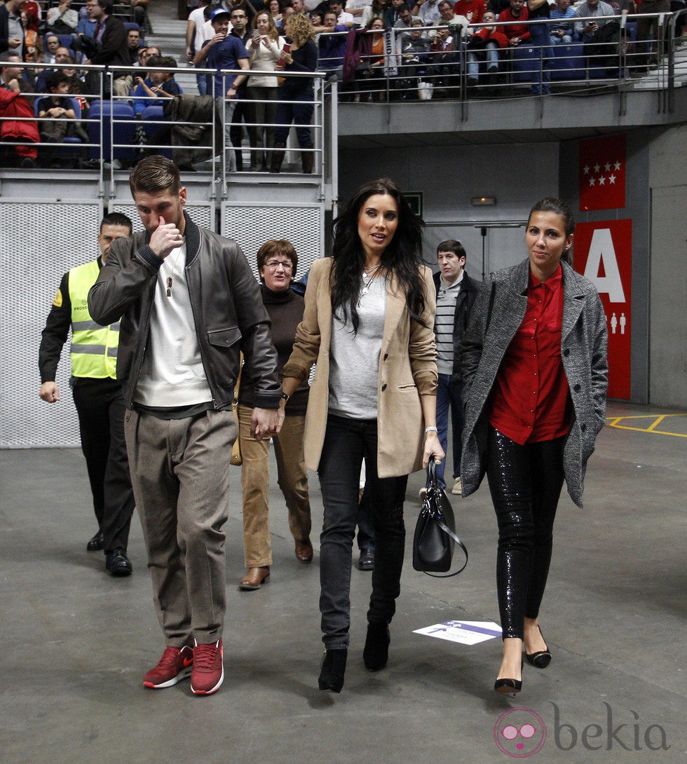 Sergio Ramos, Pilar Rubio y Ana Pastor en un partido de baloncesto en el Palacio de los Deportes de Madrid