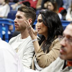 Sergio Ramos y Pilar Rubio en un partido de baloncesto en el Palacio de los Deportes de Madrid