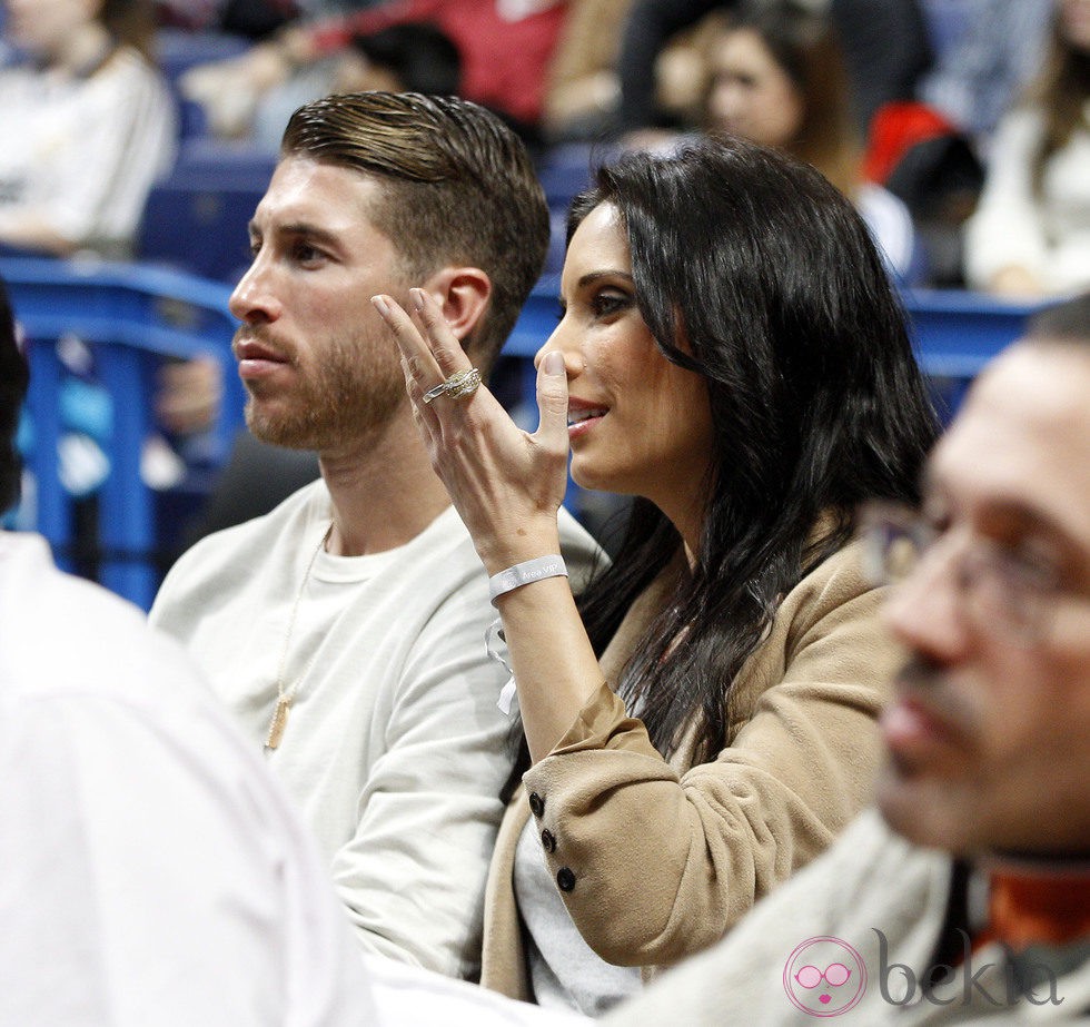 Sergio Ramos y Pilar Rubio en un partido de baloncesto en el Palacio de los Deportes de Madrid