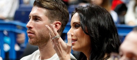 Sergio Ramos y Pilar Rubio en un partido de baloncesto en el Palacio de los Deportes de Madrid