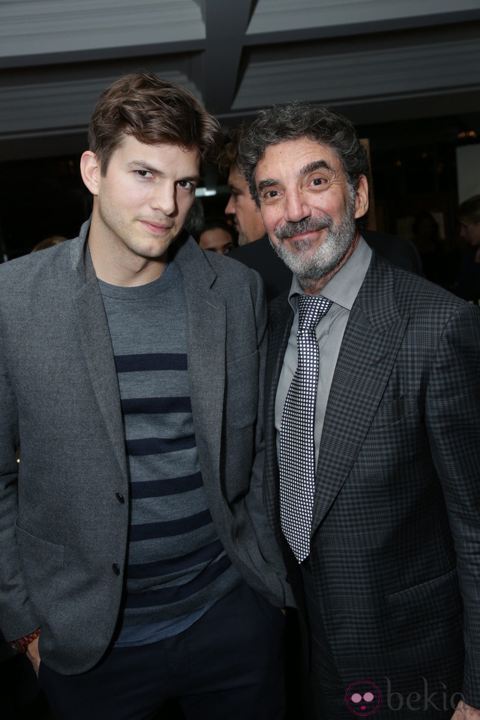 Asthon Kutcher y Chuck Lorre en la fiesta CBS previa a los Globos de Oro 2014