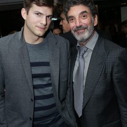 Asthon Kutcher y Chuck Lorre en la fiesta CBS previa a los Globos de Oro 2014