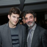 Asthon Kutcher y Chuck Lorre en la fiesta CBS previa a los Globos de Oro 2014