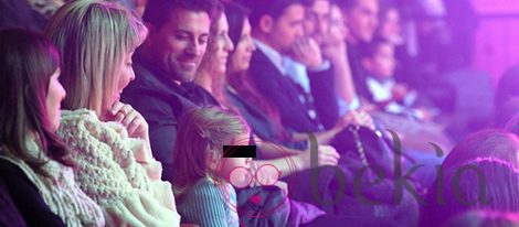 Miguel Palomo y la hija de Nuria Fergó, Martina, viendo el musical 'Lucía La Maga'