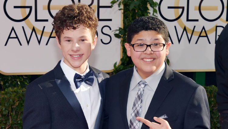 Nolan Gould y Rico Rodríguez en la alfombra roja de los Globos de Oro 2014