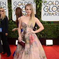 Kaley Cuoco en la alfombra roja de los Globos de Oro 2014