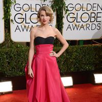 Taylor Swift en la alfombra roja de los Globos de Oro 2014