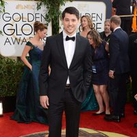 Nicholas D'Agosto en la alfombra roja de los Globos de Oro 2014