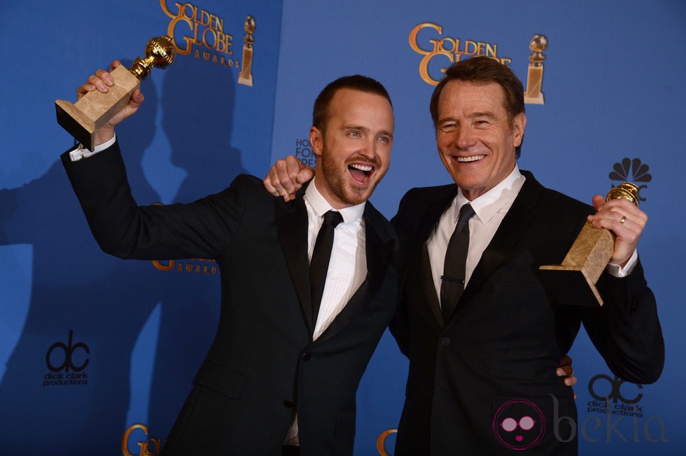 Aaron Paul y Bryan Cranston posando con sus Globos de Oro 2014