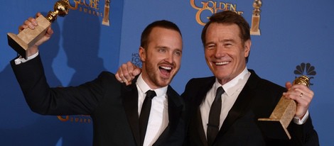 Aaron Paul y Bryan Cranston posando con sus Globos de Oro 2014