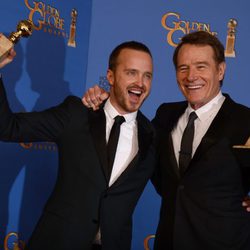 Aaron Paul y Bryan Cranston posando con sus Globos de Oro 2014