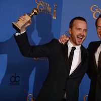 Aaron Paul y Bryan Cranston posando con sus Globos de Oro 2014