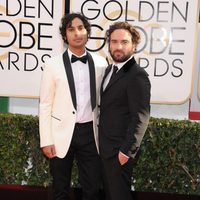 Kunal Nayyar y Johnny Galecki en la alfombra roja de los Globos de Oro 2014