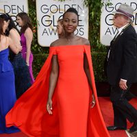 Lupita Nyong'o en la alfombra roja de los Globos de Oro 2014