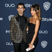 Joe Jonas y Blanda Eggenschwiler en la fiesta Warner Bros. tras los Globos de Oro 2014