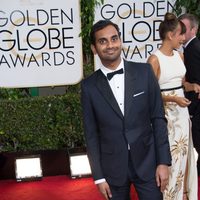 Aziz Ansari en la alfombra roja de los Globos de Oro 2014