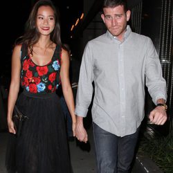 Jamie Chung y Bryan Greenberg paseando cogidos de la mano