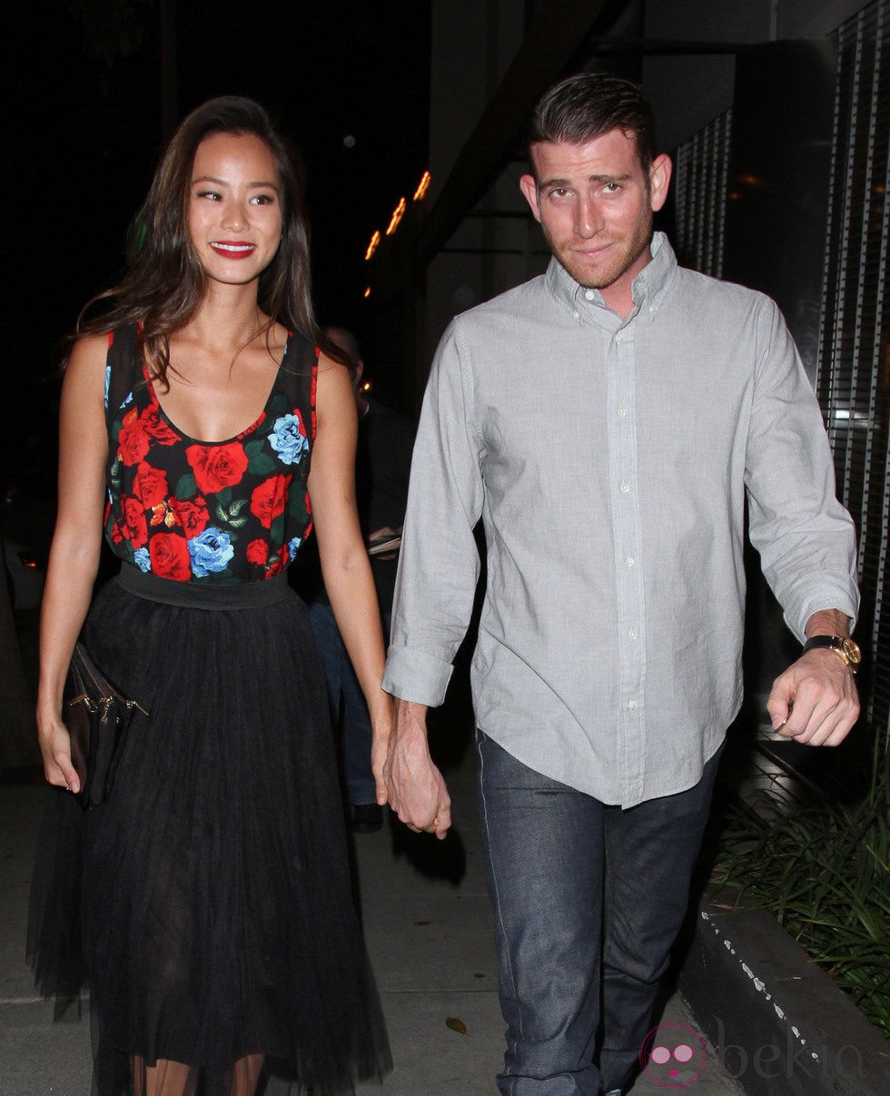 Jamie Chung y Bryan Greenberg paseando cogidos de la mano