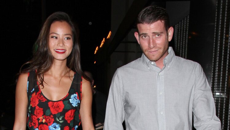 Jamie Chung y Bryan Greenberg paseando cogidos de la mano