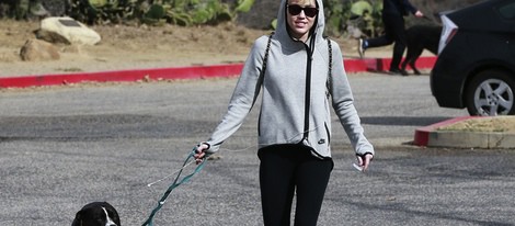 Miley Cyrus pasea junto a su perro