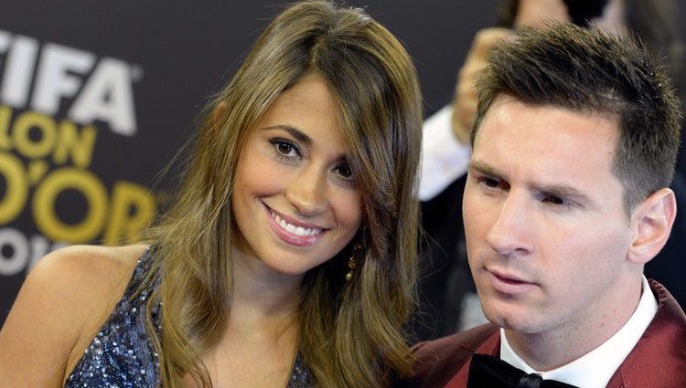 Leo Messi y Antonella Roccuzzo a su llegada a la entrega del Balón de Oro 2013