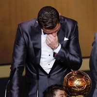 Cristiano Ronaldo, muy emocionado tras recibir el Balón de Oro 2013