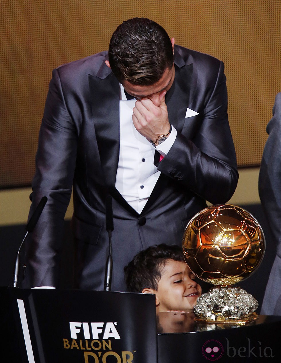 Cristiano Ronaldo, muy emocionado tras recibir el Balón de Oro 2013