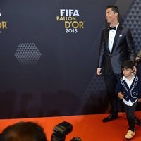 Cristiano Ronaldo con Irina Shayk y su hijo en la entrega del Balón de Oro 2013