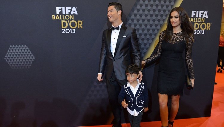 Cristiano Ronaldo con Irina Shayk y su hijo en la entrega del Balón de Oro 2013