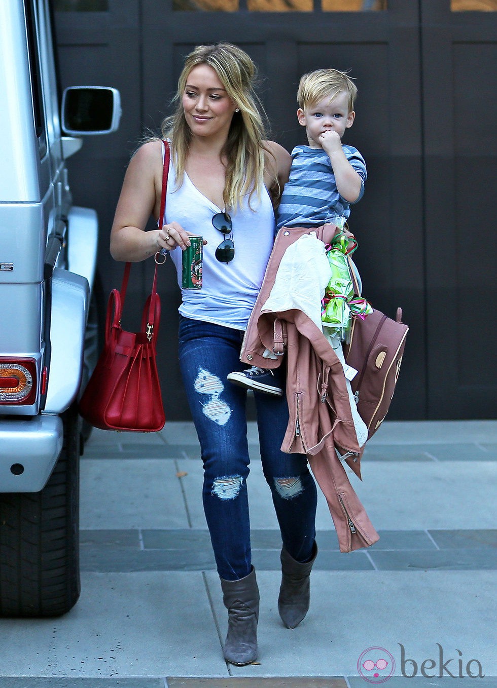 Hilary Duff con su hijo Luca en brazos tras anunciar su separación de Mike Comrie